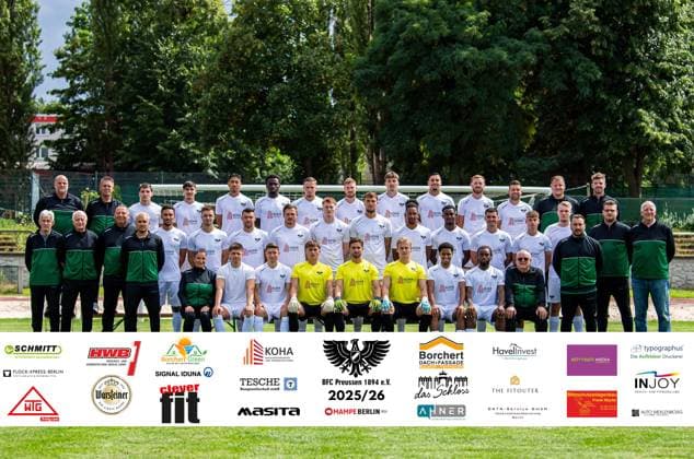 BFC Preussen NOFV Regionalliga Nordost, Porträttermin 2025 2026, Team photo, top row from l Daniel Volbert coach , Uwe Wünsch supervisor , Ben Meyer, Chadi Ramadan, Jasin Abou Chaker, John Adekunle, Oliver Maric, Phil Butendeich, Leo Sommerfeld, Reda Ouakil, Fabio Engelhardt, Stephan Brehmer, Robert Dierichen Co Trainer , Thorben Marx Co Trainer Middle row from left Alfred Stolzenberg Deputy Head of Department , Johann Gajda Head of Department , Pierre Seiffert Sports Director , Marcus Schröder Athletic trainer , Jamil Dem, Philip Fontein, Niklas Brandt, Patrick Breitkreuz, Nikolas Frank, Lenny Stein, Charmaine Häusl, Gobe Gouano, Adrian Kireski, Alexander Dikarev, Oliver Schill, Gökhan Aydin Goalkeeper trainer , Sebastian Kabelitz Physio , Uwe Utz President Bottom row from l Jenny Zwierzycki Coach , Mattis Daube, Ole Hoch, Goalkeeper Tim Fisch, Goalkeeper Steffen Westphal, Goalkeeper Karl Albers, Jerome Kortebusch, Shean Mensah, Wolfgang Stolzenberg Coach 29 07 2025, Copyright: xSebastianxRäppold MatthiasxKochx