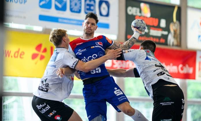 Csaba Leimeter HBW Balingen Weilstetten, 55 , throwing against Lasse Pedersen Mors Thy Handbold, 02 , left, Sparkassen Cup, handball competition, HBW Balingen Weilstetten vs Mors Thy Handbold, men, 3 tournament day, season 2025, 03 08 2025 Eibner Pressefoto Andreas Ulmer Sparkassen Cup, handball competition, HBW Balingen Weilstetten vs Mors Thy Handbold, men, 3 tournament day, season 2025, 03 08 2025 Altensteig Copyright: xEibner-Pressefoto AndreasxUlmerx EP_AUR