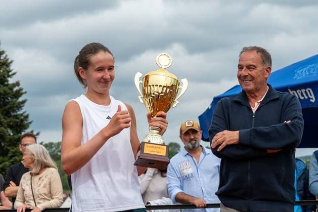 left Nikola Bartunkova CZE , right Thomaws Bürkle Tournament Director , Nikola Bartunkova vs Julia Grabher,Tennis, CTS Ladies Open, Final, 03 08 2025, Nikola Bartunkova vs Julia Grabher,Tennis, CTS Ladies Open, Final, 03 08 2025 Hechingen Copyright: xEibner-Pressefoto StefanxRosenfex EP_SRD