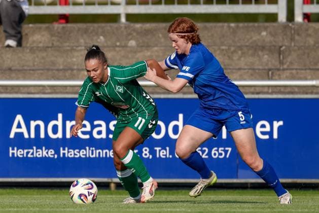 from left Maja Sternad SV Werder Bremen, 11 and Lena Göppel SV Meppen, 5 in duel, duel, dynamic, action, action, match scene, 06 08 2025, Herzlake Germany , Soccer, Test match women, SV Meppen SV Werder Bremen xobx
