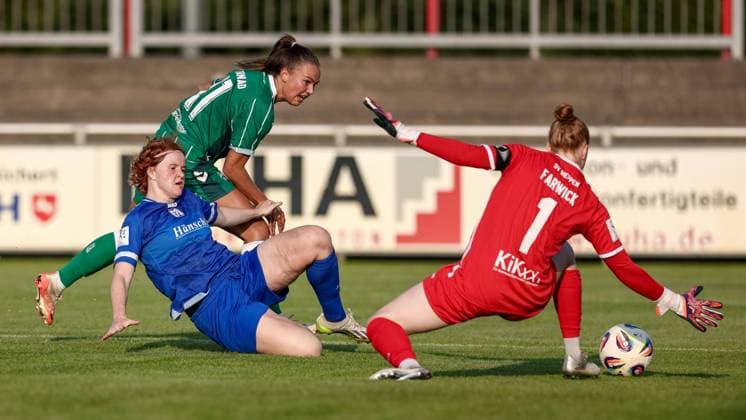 from left Lena Göppel SV Meppen, 5 , Maja Sternad SV Werder Bremen, 11 and Thea Farwick goalkeeper, goalkeeper, SV Meppen, 1 in duel, duel, dynamics, action, action, match scene, 06 08 2025, Herzlake Germany , Soccer, Test match women, SV Meppen SV Werder Bremen xobx
