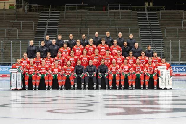 Front row from left Michael Garteig, Thomas Schemitsch, Cody Kunyk, T J Trevelyan, Anthony Louis, assistant coach Thomas Dolak, head coach Bill Peters, goalie coach Dennis Endras, Maximilian Renner, Ryan Button, Madison Bowey, Alexandre Grenier, Peyton Jones Second row from left Moritz Elias, Florian Elias, Kyle Mayhew, D J Busdeker, Joseph Cramarossa, Tim Wohlgemuth, Moritz Wirth, Fabrizio Pilu, Alexander Blank, Riley Damiani, Enrico Henriquez, Luco Tosto Third row from left Team Manager Markus Keller, Athletic Trainer Adrian Schelenz, Skills Video Coach Mika Wendell, Lasse Dietzschold, Christian Hanke, Sebastian Zwickl, Liron Pellizzari, Leon van der Linde, Coach Myles Holloway, Coach Marco Nachrichter, Dentist Dr Roswitha Merk, Top row from left Physiotherapist Oliver Roensch, Physiotherapist Sebastian Lindermayr, Physiotherapist Samuel Sepp, Physiotherapist Ferdinand Merckx, Physiotherapist Alexander Ablass, Sports Physician Dr Jens Ulrich Otto, Sports Physician Dr Karsten Bogner, General Physician Dr Karl Golczyk, Team and Portrait Pictures, Augsburger Panther, Season 2025 2026, Ice Hockey, Penny DEL, 06 08 2025 Augsburg Bayern Germany Copyright: xkolbert-press ChristianxKolbertx