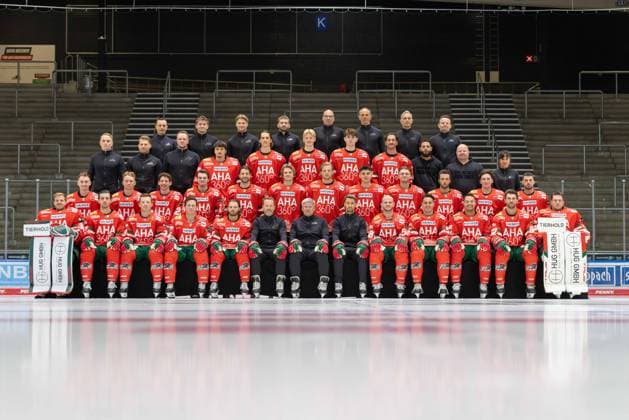 Front row from left Michael Garteig, Thomas Schemitsch, Cody Kunyk, T J Trevelyan, Anthony Louis, assistant coach Thomas Dolak, head coach Bill Peters, goalie coach Dennis Endras, Maximilian Renner, Ryan Button, Madison Bowey, Alexandre Grenier, Peyton Jones Second row from left Moritz Elias, Florian Elias, Kyle Mayhew, D J Busdeker, Joseph Cramarossa, Tim Wohlgemuth, Moritz Wirth, Fabrizio Pilu, Alexander Blank, Riley Damiani, Enrico Henriquez, Luco Tosto Third row from left Team Manager Markus Keller, Athletic Trainer Adrian Schelenz, Skills Video Coach Mika Wendell, Lasse Dietzschold, Christian Hanke, Sebastian Zwickl, Liron Pellizzari, Leon van der Linde, Coach Myles Holloway, Coach Marco Nachrichter, Dentist Dr Roswitha Merk, Top row from left Physiotherapist Oliver Roensch, Physiotherapist Sebastian Lindermayr, Physiotherapist Samuel Sepp, Physiotherapist Ferdinand Merckx, Physiotherapist Alexander Ablass, Sports Physician Dr Jens Ulrich Otto, Sports Physician Dr Karsten Bogner, General Physician Dr Karl Golczyk, Team and Portrait Pictures, Augsburger Panther, Season 2025 2026, Ice Hockey, Penny DEL, 06 08 2025 Augsburg Bayern Germany Copyright: xkolbert-press ChristianxKolbertx