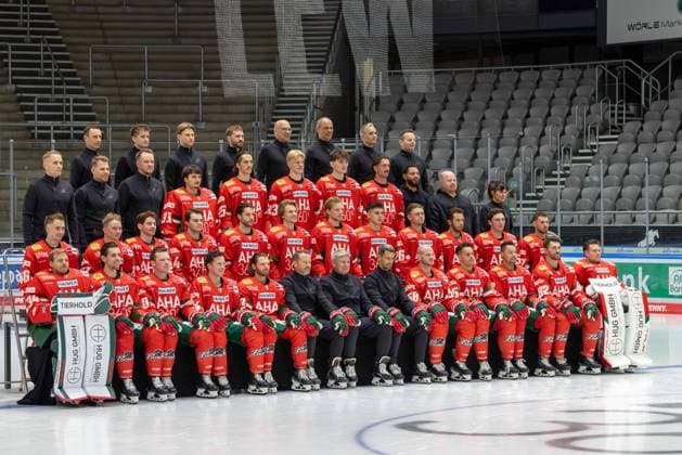 Front row from left Michael Garteig, Thomas Schemitsch, Cody Kunyk, T J Trevelyan, Anthony Louis, assistant coach Thomas Dolak, head coach Bill Peters, goalie coach Dennis Endras, Maximilian Renner, Ryan Button, Madison Bowey, Alexandre Grenier, Peyton Jones Second row from left Moritz Elias, Florian Elias, Kyle Mayhew, D J Busdeker, Joseph Cramarossa, Tim Wohlgemuth, Moritz Wirth, Fabrizio Pilu, Alexander Blank, Riley Damiani, Enrico Henriquez, Luco Tosto Third row from left Team Manager Markus Keller, Athletic Trainer Adrian Schelenz, Skills Video Coach Mika Wendell, Lasse Dietzschold, Christian Hanke, Sebastian Zwickl, Liron Pellizzari, Leon van der Linde, Coach Myles Holloway, Coach Marco Nachrichter, Dentist Dr Roswitha Merk, Top row from left Physiotherapist Oliver Roensch, Physiotherapist Sebastian Lindermayr, Physiotherapist Samuel Sepp, Physiotherapist Ferdinand Merckx, Physiotherapist Alexander Ablass, Sports Physician Dr Jens Ulrich Otto, Sports Physician Dr Karsten Bogner, General Physician Dr Karl Golczyk, Team and Portrait Pictures, Augsburger Panther, Season 2025 2026, Ice Hockey, Penny DEL, 06 08 2025 Augsburg Bayern Germany Copyright: xkolbert-press ChristianxKolbertx