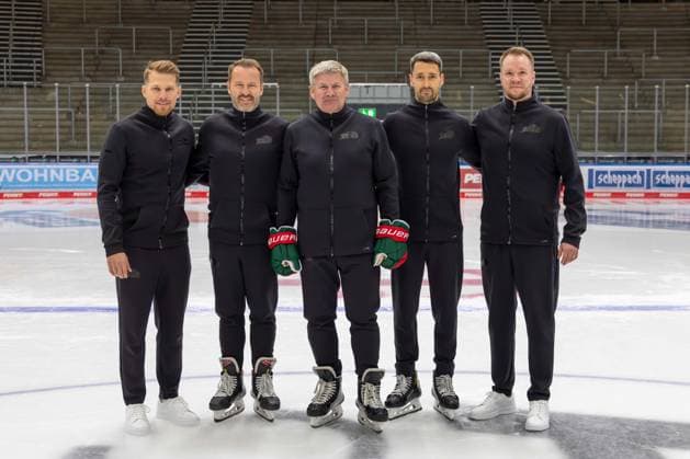 l r Coaching Team, Strength and Conditioning Coach Adrian Schelenz Augsburger Panther , Co Coach Thomas Dolak Augsburger Panther , Head Coach Bill Peters Augsburger Panther , Goalkeeping Coach Dennis Endras Augsburger Panther , Development Coach Mika Wendell Augsburger Panther , Team and Portrait Pictures, Augsburger Panther, Season 2025 2026, Ice Hockey, Penny DEL, 06 08 2025 Augsburg Bayern Germany Copyright: xkolbert-press ChristianxKolbertx