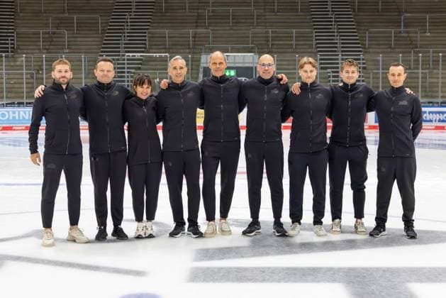 l r Physiotherapist Ferdinand Merckx Augsburger Panther , Team physician Dr med Karl Golczyk Augsburger Panther , Dentist Dr Roswitha Merk Augsburger Panther , Team physician Dr Karsten Bogner Augsburger Panther , Team physician Dr Jens Ulrich Otto Augsburger Panther , Physiotherapist Alexander Ablass Augsburger Panther , Physiotherapist Samuel Sepp Augsburger Panther , Physiotherapist Sebastian Lindermayr, Augsburger Panther , Physiotherapist Oliver Roensch Augsburger Panther , Team and Portrait Pictures, Augsburger Panther, Season 2025 2026, Ice Hockey, Penny DEL, 06 08 2025 Augsburg Bayern Germany Copyright: xkolbert-press ChristianxKolbertx