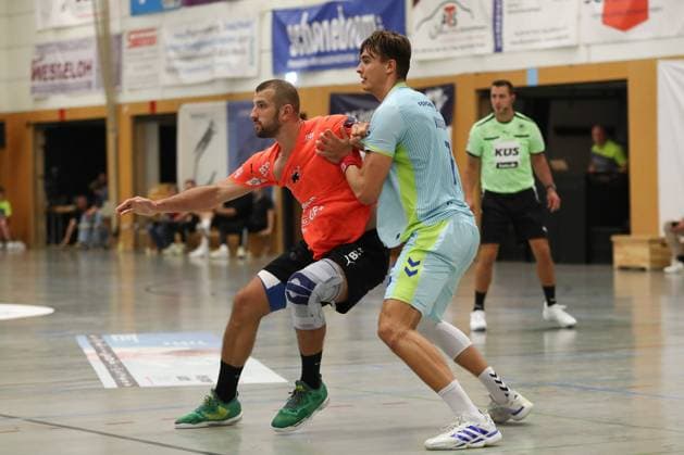 08 08 2025, xgox,Handball Heide Cup, VfL Gummersbach Kadetten Schaffhausen emspor, v l Lucas Meister Schaffhausen, 2 , Julian Koester Köster, Gummersbach, 7 duel, duel, fight, tackle Schneverdingen