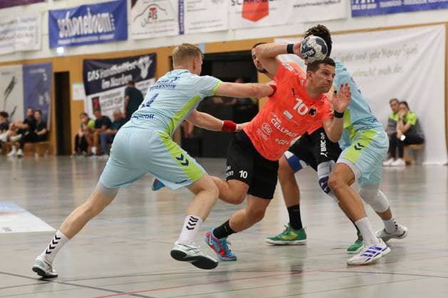 08 08 2025, xgox,Handball Heide Cup, VfL Gummersbach Kadetten Schaffhausen emspor, v l Ellidi Snaer Vidarsson Gummersbach, 4 , Josio Peric Schaffhausen, 10 , Julian Koester Köster, Gummersbach, 7 Schneverdingen