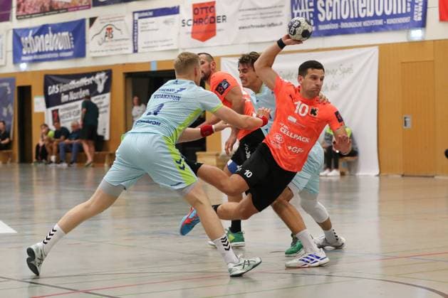 08 08 2025, xgox,Handball Heide Cup, VfL Gummersbach Kadetten Schaffhausen emspor, v l Ellidi Snaer Vidarsson Gummersbach, 4 , Josio Peric Schaffhausen, 10 duel, duel, fight, tackle Schneverdingen
