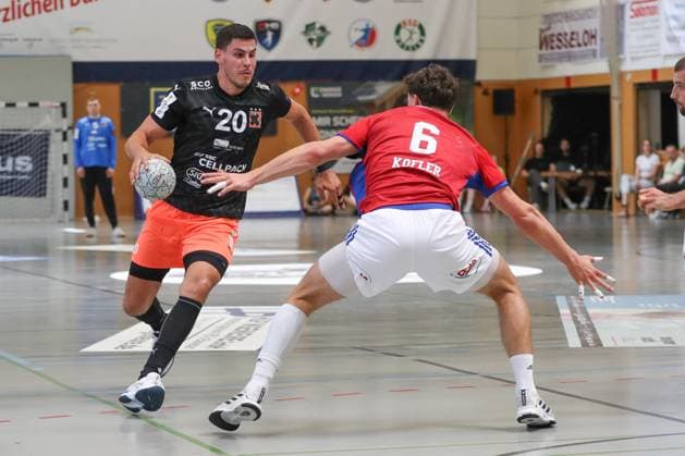 09 08 2025, xgox, Handball Heide Cup, Handball Sport Verein Hamburg Kadetten Schaffhausenemspor, v l Lukas Maros Schaffhausen, 20 , Elias Kofler Hamburg, 6 duel, duel, fight, tackle Schneverdingen