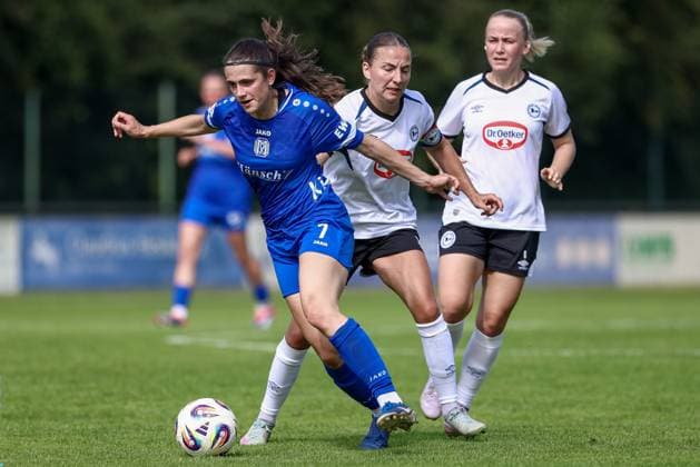 from left Marie Bleil SV Meppen, 7 and Lisa Lösch DSC Arminia Bielefeld, 10 in duel, duel, dynamic, action, action, match scene, 09 08 2025, Spelle Germany , Soccer, Test match women, SV Meppen DSC Arminia Bielefeld xobx