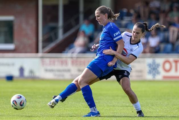 from left Lara Hohm SV Meppen, 16 and Jana Leuchtmann DSC Arminia Bielefeld, 16 in duel, duel, dynamics, action, action, match scene, 09 08 2025, Spelle Germany , Soccer, Test match women, SV Meppen DSC Arminia Bielefeld xobx