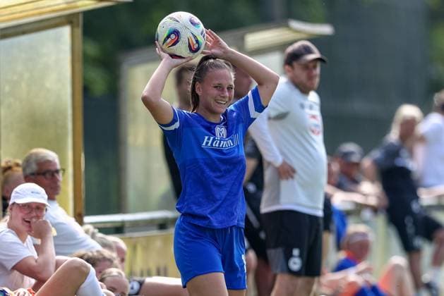 Lana Hubbeling SV Meppen, 18 at throw-in, action, action scene, smiles, laughs, happy, fun, joy, 09 08 2025, Spelle Germany , football, test match women, SV Meppen DSC Arminia Bielefeld xobx