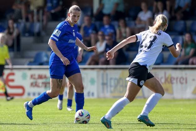 from left Lara Hohm SV Meppen, 16 and Maren Allmeroth née Tellenbröker, DSC Arminia Bielefeld, 23 in duel, duel, dynamic, action, action scene, 09 08 2025, Spelle Germany , Soccer, Test match women, SV Meppen DSC Arminia Bielefeld xobx