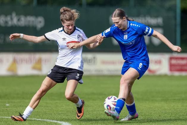 from left Hannah Wehmeyer DSC Arminia Bielefeld, 28 and Laura Bröring SV Meppen, 6 in duel, duel, dynamic, action, action, match scene, 09 08 2025, Spelle Germany , Soccer, Test match women, SV Meppen DSC Arminia Bielefeld xobx