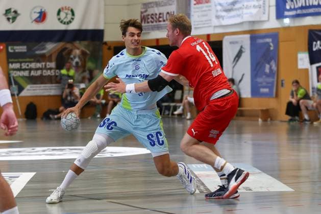 10 08 2025, xgox, Handball Heide Cup match for 5th place VfL Gummersbach Kolstad Handbold emspor, f l Julian Koester Köster, Gummersbach, 7 , Magnus Gullerud Kolstad, 14 duel, duel, fight, tackle Schneverdingen