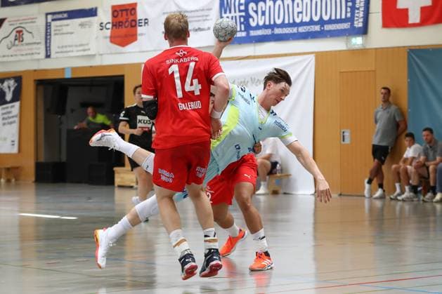 10 08 2025, xgox, Handball Heide Cup match for 5th place VfL Gummersbach Kolstad Handbold emspor, f l Magnus Gullerud Kolstad, 14 , Ole Pregler Gummersbach, 23 , Adam Blanche Kolstad, 2 duel, duel, fight, tackle Schneverdingen