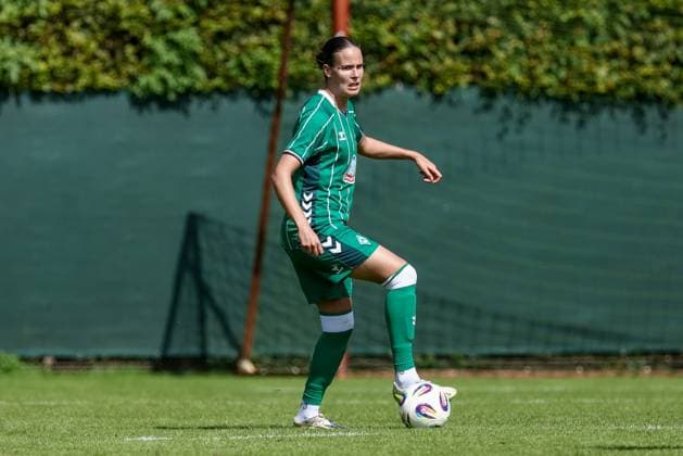 Hanna Nemeth SV Werder Bremen, 23 on the ball, cropped, single image, full body, action, action scene, 10 08 2025, Bremen Germany , soccer, test match women, SV Werder Bremen SC Heerenveen xobx