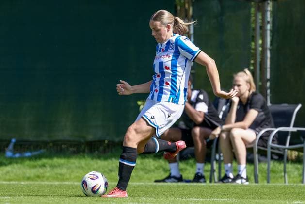 Eef Smits SC Heerenveen, 4 on the ball, cropped, single image, full body, action, action scene, 10 08 2025, Bremen Germany , soccer, test match women, SV Werder Bremen SC Heerenveen xobx