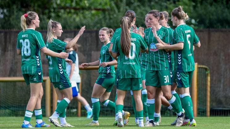 SV Werder Bremen players with goal celebration, cheering, jubilant, optimistic, match scene, highlight, joy about the goal to 1 0, 10 08 2025, Bremen Germany , football, test match women, SV Werder Bremen SC Heerenveen xobx