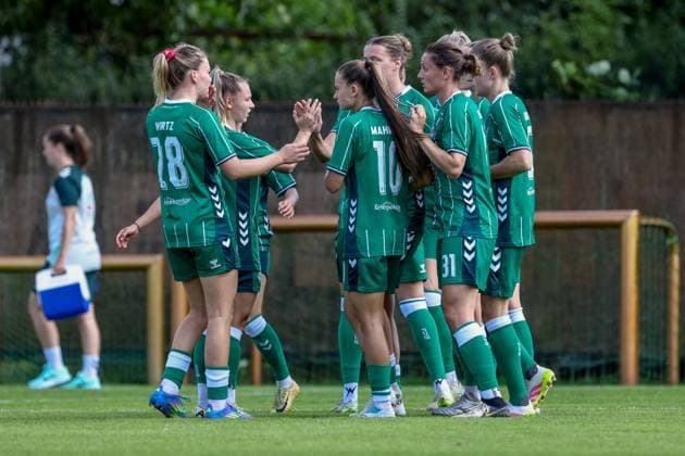 SV Werder Bremen players with goal celebration, cheering, jubilant, optimistic, match scene, highlight, joy about the goal to 1 0, 10 08 2025, Bremen Germany , football, test match women, SV Werder Bremen SC Heerenveen xobx