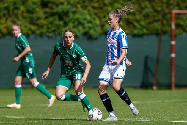 from left Lina Hausicke SV Werder Bremen, 18 and Sterre Kroezen SC Heerenveen, 10 in duel, duel, dynamic, action, action, match scene, 10 08 2025, Bremen Germany , Soccer, Test match women, SV Werder Bremen SC Heerenveen xobx