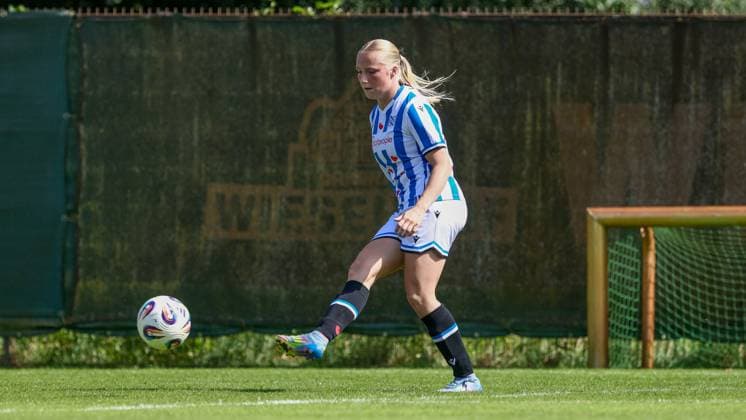 Elize van Vilsteren SC Heerenveen, 14 on the ball, cropped, single image, full body, action, action scene, 10 08 2025, Bremen Germany , football, test match women, SV Werder Bremen SC Heerenveen xobx