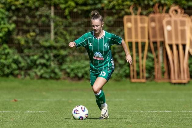 Michelle Weiß SV Werder Bremen, 15 on the ball, cropped, single image, full body, action, action, game scene, 10 08 2025, Bremen Germany , soccer, test match women, SV Werder Bremen SC Heerenveen xobx