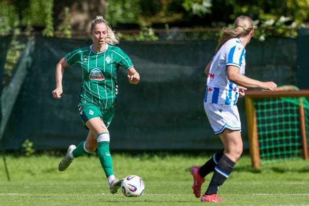 Sharon Beck SV Werder Bremen, 27 on the ball, single image, full body, action, action scene, 10 08 2025, Bremen Germany , Soccer, Test match women, SV Werder Bremen SC Heerenveen xobx