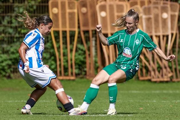 from left Romaissa Boukakar SC Heerenveen, 11 and Michelle Weiß SV Werder Bremen, 15 in duel, duel, dynamic, action, action, match scene, 10 08 2025, Bremen Germany , Soccer, Test match women, SV Werder Bremen SC Heerenveen xobx