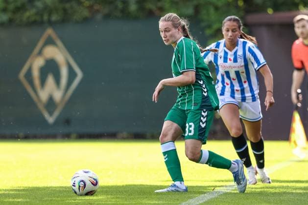 Maria Penner SV Werder Bremen, 33 on the ball, single image, full body, action, action scene, 10 08 2025, Bremen Germany , Soccer, Test match women, SV Werder Bremen SC Heerenveen xobx