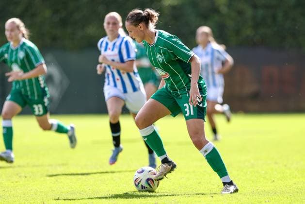 Verena Wieder SV Werder Bremen, 31 on the ball, single image, full body, action, action scene, 10 08 2025, Bremen Germany , Soccer, Test match women, SV Werder Bremen SC Heerenveen xobx
