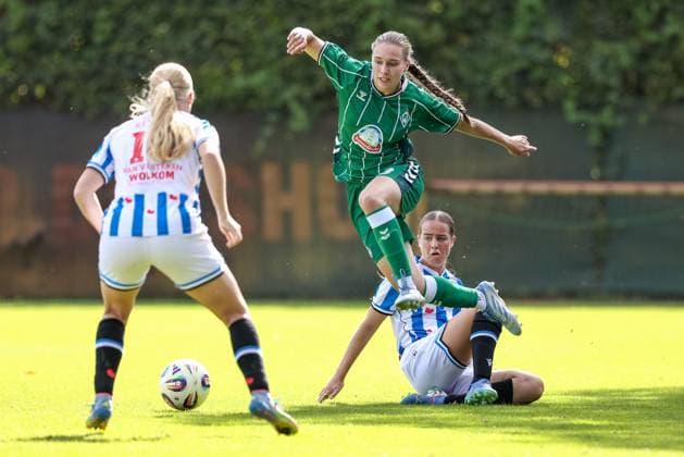 from left Elize van Vilsteren SC Heerenveen, 14 , Maria Penner SV Werder Bremen, 33 and Bente Vermeer SC Heerenveen, 21 in duel, duel, dynamics, action, action scene, 10 08 2025, Bremen Germany , Soccer, Test match women, SV Werder Bremen SC Heerenveen xobx