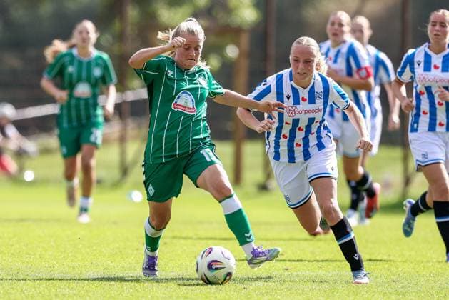 from left Ricarda Walkling SV Werder Bremen, 13 and Elize van Vilsteren SC Heerenveen, 14 in duel, duel, dynamics, action, action, match scene, 10 08 2025, Bremen Germany , Soccer, Test match women, SV Werder Bremen SC Heerenveen xobx
