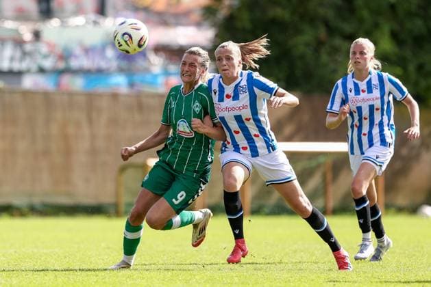 from left Medina Desic SV Werder Bremen, 9 and Indy Appelman SC Heerenveen, 2 in duel, duel, dynamics, action, action, match scene, 10 08 2025, Bremen Germany , Soccer, Test match women, SV Werder Bremen SC Heerenveen xobx