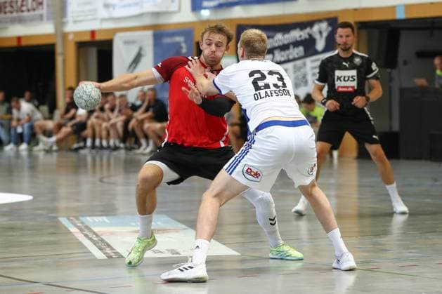 10 08 2025, xgox, Handball Heide Cup Final, Handball Sport Verein Hamburg Aalborg Handbold emspor, v l Thomas Arnoldsen Aalborg, 7 , Einar Olafsson Hamburg, 23 duel, duel, fight, tackle Schneverdingen