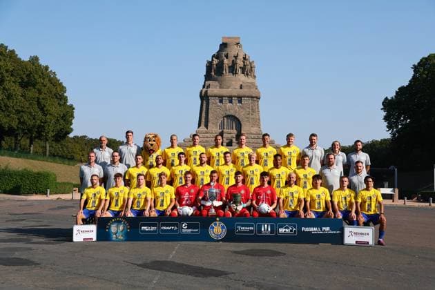 Team presentation 1 FC Lok Leipzig Regionalliga NO 1 FC Lokomotive Leipzig Football, Regionalliga Nord Ost, Porträttermin 2025 26, Team photo at the Völkerschlachtdenkmal , Back row f l n r Goalkeeper Coach Tomislav Piplica, Co-coach Robin Hintz, mascot Lokki, Pasqual Verkamp, Alexander Siebeck, Djamal Ziane, Lukas Wilton, Farid Abderrahmane, Stefan Maderer, team doctor Dr. Maximilian Lenk, team physician Dr. Constanze Stockner and physiotherapist Lukas Vilda , Middle row from left to right Head coach Jochen Seitz, co-coach Nico Wegmann, Rilind Kabashi, Malik McLemore, Pepe Böhm Boehm, Luc Elsner, Laurin v Piechowski, Jan Philipp Stein, Ayodele Adetula, Jonas Arcalean, equipment manager Nico Jakobaschk and team manager Silvio Schoenke , Front row from left to right Tobias Dombrowa, Arne Rühlemann, Dorian Cevis, Christoph Maier, goalkeeper Marcel Bergmann, goalkeeper Andreas Naumann, goalkeeper Niclas Müller, goalkeeper Hugo Eichler, David Groezinger, Mingi Kang, Linus Zimmer and Eren Öztürk Oeztuerk ,