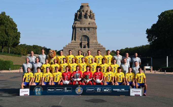 Team presentation 1 FC Lok Leipzig Regionalliga NO 1 FC Lokomotive Leipzig Football, Regionalliga Nord Ost, Porträttermin 2025 26, Team photo at the Völkerschlachtdenkmal , Back row f l n r Goalkeeper Coach Tomislav Piplica, Co-coach Robin Hintz, mascot Lokki, Pasqual Verkamp, Alexander Siebeck, Djamal Ziane, Lukas Wilton, Farid Abderrahmane, Stefan Maderer, team doctor Dr. Maximilian Lenk, team physician Dr. Constanze Stockner and physiotherapist Lukas Vilda , Middle row from left to right Head coach Jochen Seitz, co-coach Nico Wegmann, Rilind Kabashi, Malik McLemore, Pepe Böhm Boehm, Luc Elsner, Laurin v Piechowski, Jan Philipp Stein, Ayodele Adetula, Jonas Arcalean, equipment manager Nico Jakobaschk and team manager Silvio Schoenke , Front row from left to right Tobias Dombrowa, Arne Rühlemann, Dorian Cevis, Christoph Maier, goalkeeper Marcel Bergmann, goalkeeper Andreas Naumann, goalkeeper Niclas Müller, goalkeeper Hugo Eichler, David Groezinger, Mingi Kang, Linus Zimmer and Eren Öztürk Oeztuerk ,