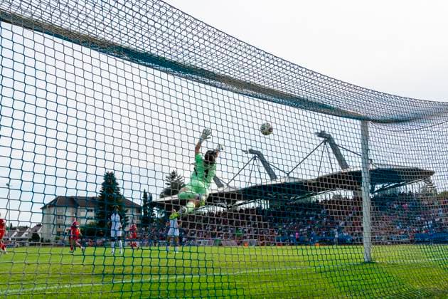 Goal for 0 1 by Amelie Schuster 8, FC Zuerich vs Maria Grohs 1, TW, FC Bayern Muenchen from behind the goal camera DEU, FC Bayern Muenchen Women vs FC Zuerich Women, Soccer, Preparation, Season 2025 26.15 08 2025, DEU, FC Bayern Muenchen Women vs FC Zuerich Women, Soccer, Preparation, Season 2025 26.15 08 2025 Friedrichshafen Copyright: xEibner-Pressefoto FlorianxWolfx EP_FWF