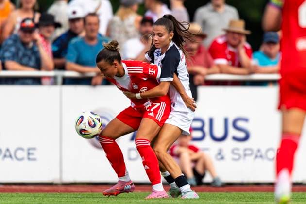duel between Arianna Caruso 27, FC Bayern Muenchen and Borbala Vincze 19, FC Zuerich DEU, FC Bayern Muenchen women vs FC Zuerich women, football, preparation, season 2025 26.15 08 2025, DEU, FC Bayern Muenchen women vs FC Zuerich women, football, preparation, season 2025 26.15 08 2025 Friedrichshafen Copyright: xEibner-Pressefoto FlorianxWolfx EP_FWF