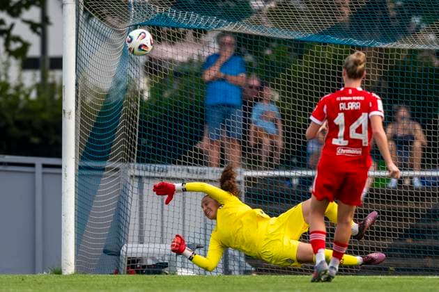 Penalty kick by Alara Sehitler 14, FC Bayern Muenchen to the post by Yasmina Ammar 12, TW, FC Zuerich DEU, FC Bayern Muenchen Women vs FC Zuerich Women, Soccer, Preparation, Season 2025 26.15 08 2025, DEU, FC Bayern Muenchen Women vs FC Zuerich Women, Soccer, Preparation, Season 2025 26.15 08 2025 Friedrichshafen Copyright: xEibner-Pressefoto FlorianxWolfx EP_FWF