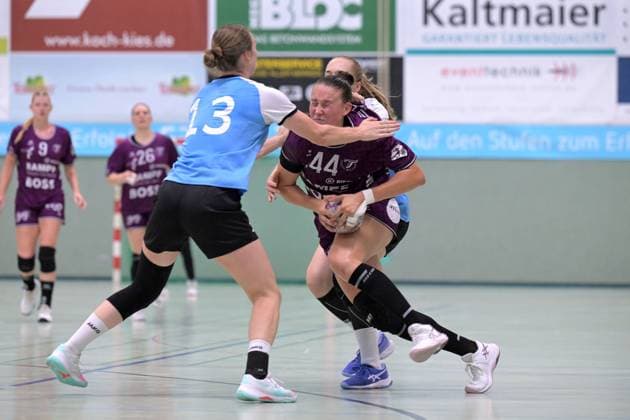 Carolin Huebner TusSies Metzingen, 44 vs Alicia Stoffel Sport Union Neckarsulm, 13 and Meret Ossenkopp Sport Union Neckarsulm, 22 TusSies Metzingen vs Sport Union Neckarsulm, handball, Alsco HBF, test match, 2025 2026 season, 15 08 2025 TusSies Metzingen vs Sport Union Neckarsulm, handball, Alsco HBF, test match, 2025 2026 season, 15 08 2025 Metzingen Copyright: xEibner-Pressefoto TobiasxBaurx EP_TBR