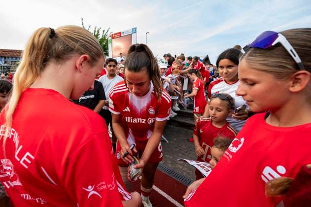 Lena Oberdorf 8, FC Bayern Muenchen signing autographs DEU, FC Bayern Muenchen women vs FC Zuerich women, football, preparation, season 2025 26.15 08 2025, DEU, FC Bayern Muenchen women vs FC Zuerich women, football, preparation, season 2025 26.15 08 2025 Friedrichshafen Copyright: xEibner-Pressefoto FlorianxWolfx EP_FWF