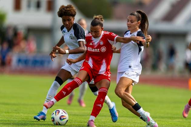 Arianna Caruso 27, FC Bayern Muenchen with Sury Lamontana 30, FC Zuerich and Luisa Blumenthal 29, FC Zuerich DEU, FC Bayern Muenchen women vs FC Zuerich women, football, preparation, season 2025 26.15 08 2025, DEU, FC Bayern Muenchen women vs FC Zuerich women, football, preparation, season 2025 26.15 08 2025 Friedrichshafen Copyright: xEibner-Pressefoto FlorianxWolfx EP_FWF