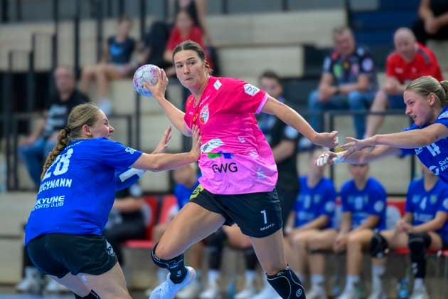 Lara Tauchmann Leipzig, 28 , Engelina Alida Corona Molenaar Halle, 7 , SV Union Halle Neustadt HC Leipzig, Handball Women, Bundesliga, Halle Saale Cup, Final, Season 2025 26, 16 08 2025 Halle SWH Arena Sachsen Anhalt Germany