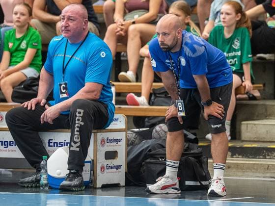Dominic Buttig, Head Coach Rostocker Handball Club watches the game with concentration, Frisch Auf Goeppingen vs Rostocker Handball Club, Handball, Players Night, Season 2025 2026, 16 08 2025 Frisch Auf Goeppingen vs Rostocker Handball Club, Handball, Players Night, Season 2025 2026, 16 08 2025 Wolfschlugen Copyright: xMichaelxSchmidt Eibner-Pressefotx EP_MST