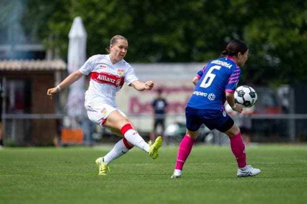 Charlotte Bluemel VfB Stuttgart, 06 in duel with Akari Kurishima FSV Mainz 05, 06 , GER, VfB Stuttgart vs 1 FSV Mainz 05, Soccer Women DFB Cup, Playoff, Season 2025 2026, 17 08 2025 GER, VfB Stuttgart vs 1 FSV Mainz 05, Soccer Women DFB Cup, Playoff, Season 2025 2026, 17 08 2025 Bad Cannstatt Copyright: xEibner-Pressefoto Memmlerx EP_MMR