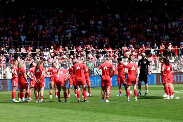 DEU, 2 BL, Frauen, 1 FC Union vs Real Madrid, 17 08 2025, Stadion Alte Foersterei, Berlin, DEU, 2 BL, Frauen, 1 FC Union vs Real Madrid, im Bild Union Spielerinnenkreis DFL regulations prohibit any use of Photographs as image sequences and or quasi video nordphotoxGmbHx xEngler nph00076