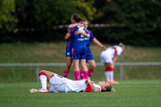Fabienne Dongus VfB Stuttgart, 33 is disappointed about the defeat, behind her the Mainz players cheer, GER, VfB Stuttgart vs 1 FSV Mainz 05, Soccer Women DFB Cup, Playoff, Season 2025 2026, 17 08 2025 GER, VfB Stuttgart vs 1 FSV Mainz 05, Soccer Women DFB Cup, Playoff, Season 2025 2026, 17 08 2025 Bad Cannstatt Copyright: xEibner-Pressefoto Memmlerx EP_MMR