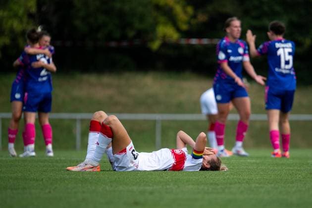 Fabienne Dongus VfB Stuttgart, 33 is disappointed about the defeat, behind her the Mainz players cheer, GER, VfB Stuttgart vs 1 FSV Mainz 05, Soccer Women DFB Cup, Playoff, Season 2025 2026, 17 08 2025 GER, VfB Stuttgart vs 1 FSV Mainz 05, Soccer Women DFB Cup, Playoff, Season 2025 2026, 17 08 2025 Bad Cannstatt Copyright: xEibner-Pressefoto Memmlerx EP_MMR